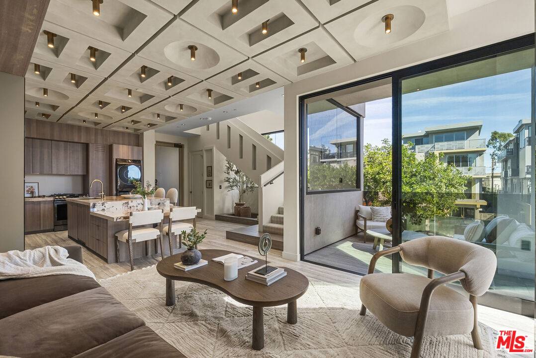 1021 N Ogden Dr 2BR Hollywood Hills East La