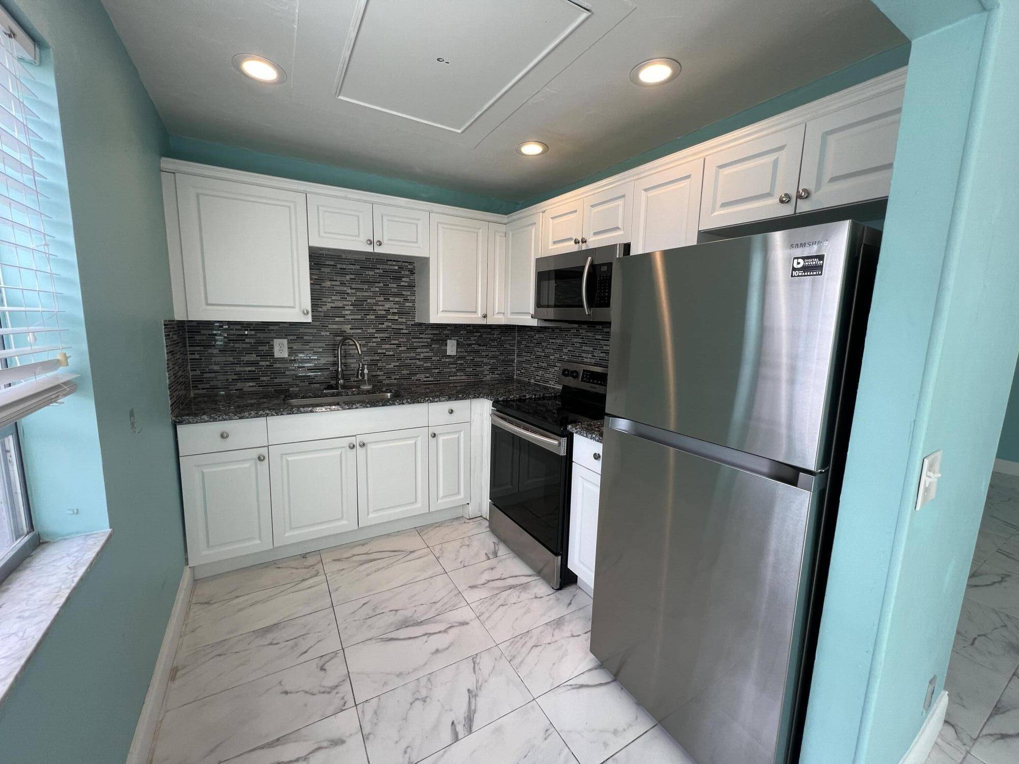 GORGEOUS updated 2 bed 2 bath unit on the 2nd floor in Kings Point Golf Country Club.