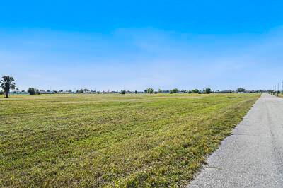 This vacant lot is located in a commercial zone for professional use, ideal for accountants, attorneys' office, the options are endless.