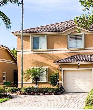 Welcome to this charming two story townhouse in the desirable Park Terrace community of Sunrise, Florida.