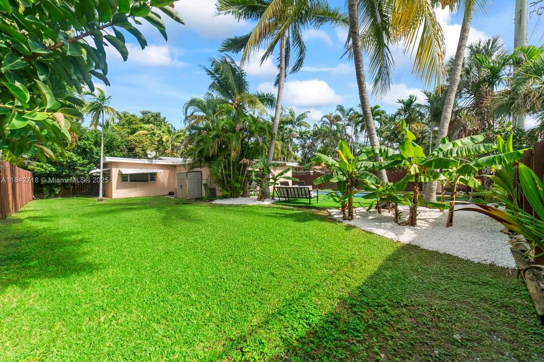 Amazing convert 4 3 potential 5 rooms 2 full bathrooms, money corporate machine gross, almost 1897 SQFT, brand new Ac, Pool heater, New pool, turf backyard, great oprtuniyty to own ...