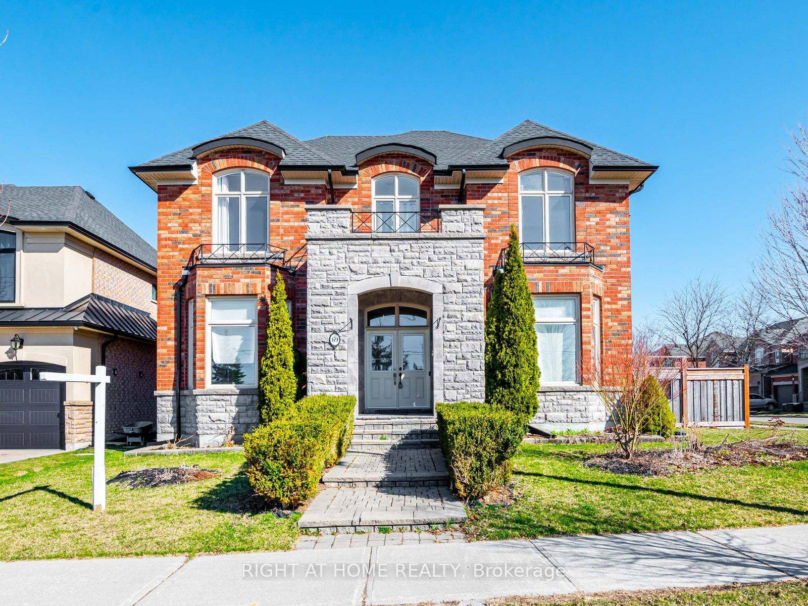 Elegant Luxury Living in Prestigious Aurora Welcome to this exquisite luxury home located in one of Auroras most desirable neighborhoods.