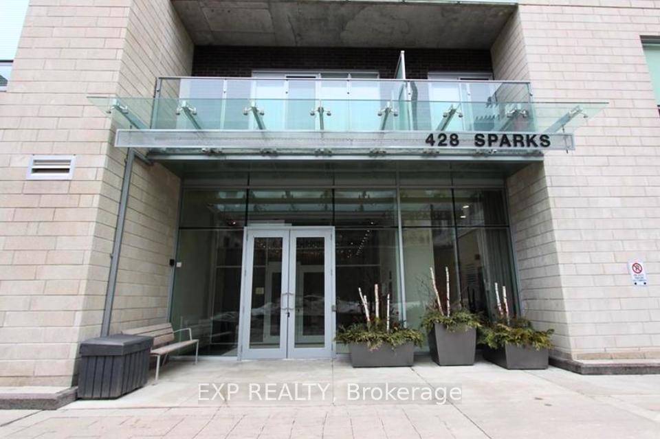 Located in the prestigious Cathedral Hill development on the west side of downtown Ottawa, this luxurious and contemporary condo offers 641 sq.