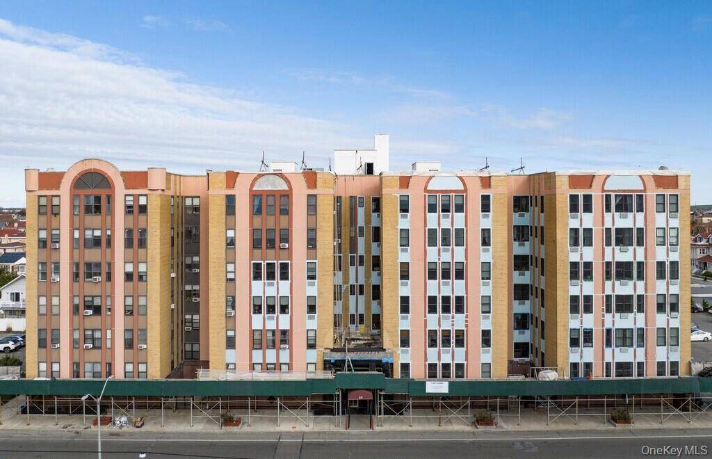 Prime Location, Center Of Town, Close to Beach, Transportation, Restaurants, Shopping amp ; Entertainment, Enjoy A Large Lobby With Concierge, Beautiful Fully Equipped Gym, Locker Storage, Bike Rooms, Large Laundry ...