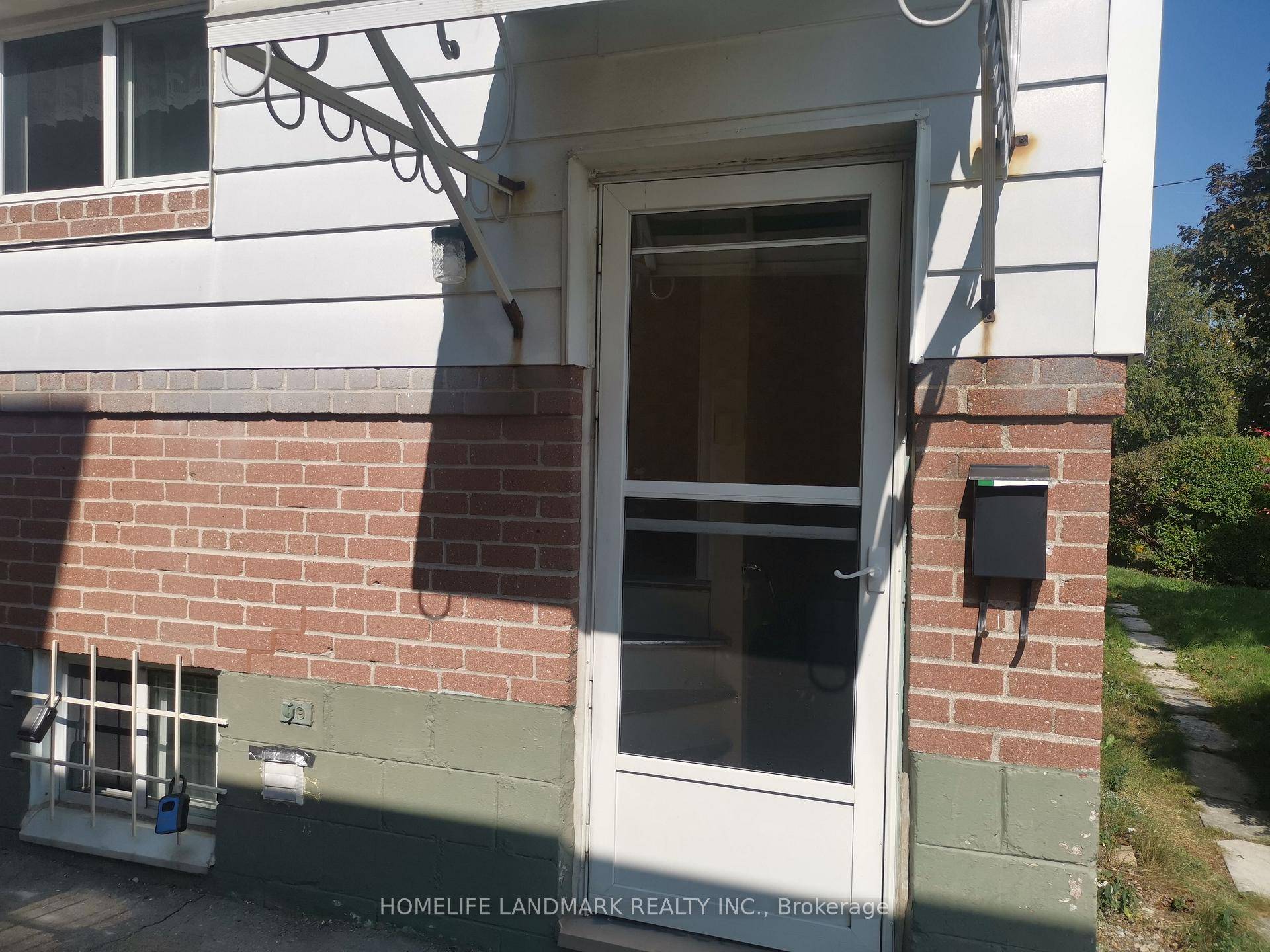 1 bedroom basement unit in a detached house conveniently located in Kennedy Finch area.