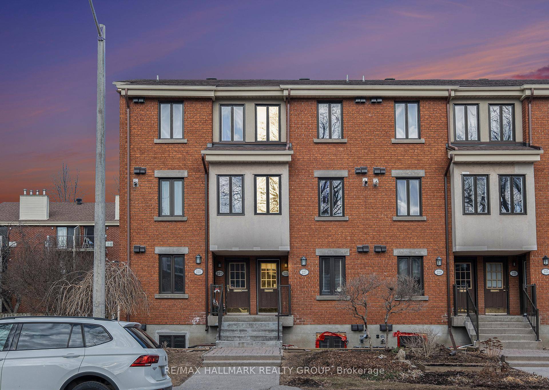 Gorgeous 2 bedroom, plus den, 2 bath, 2 balcony unit in sought after Manor Park.