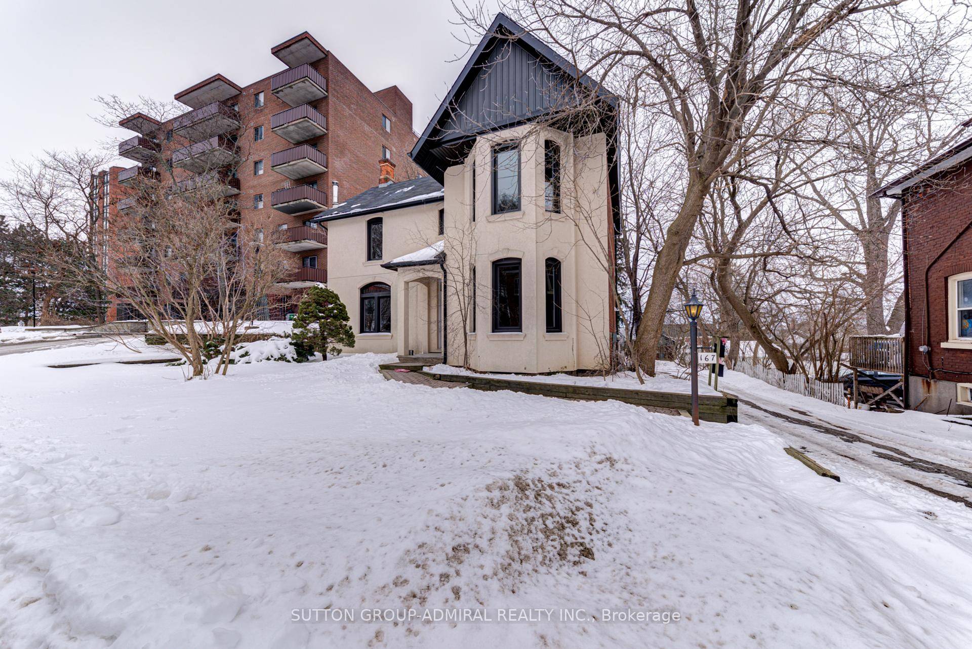 Freshly Painted Bright One Bedroom Unit With Parking In The Heart Of Barrie.