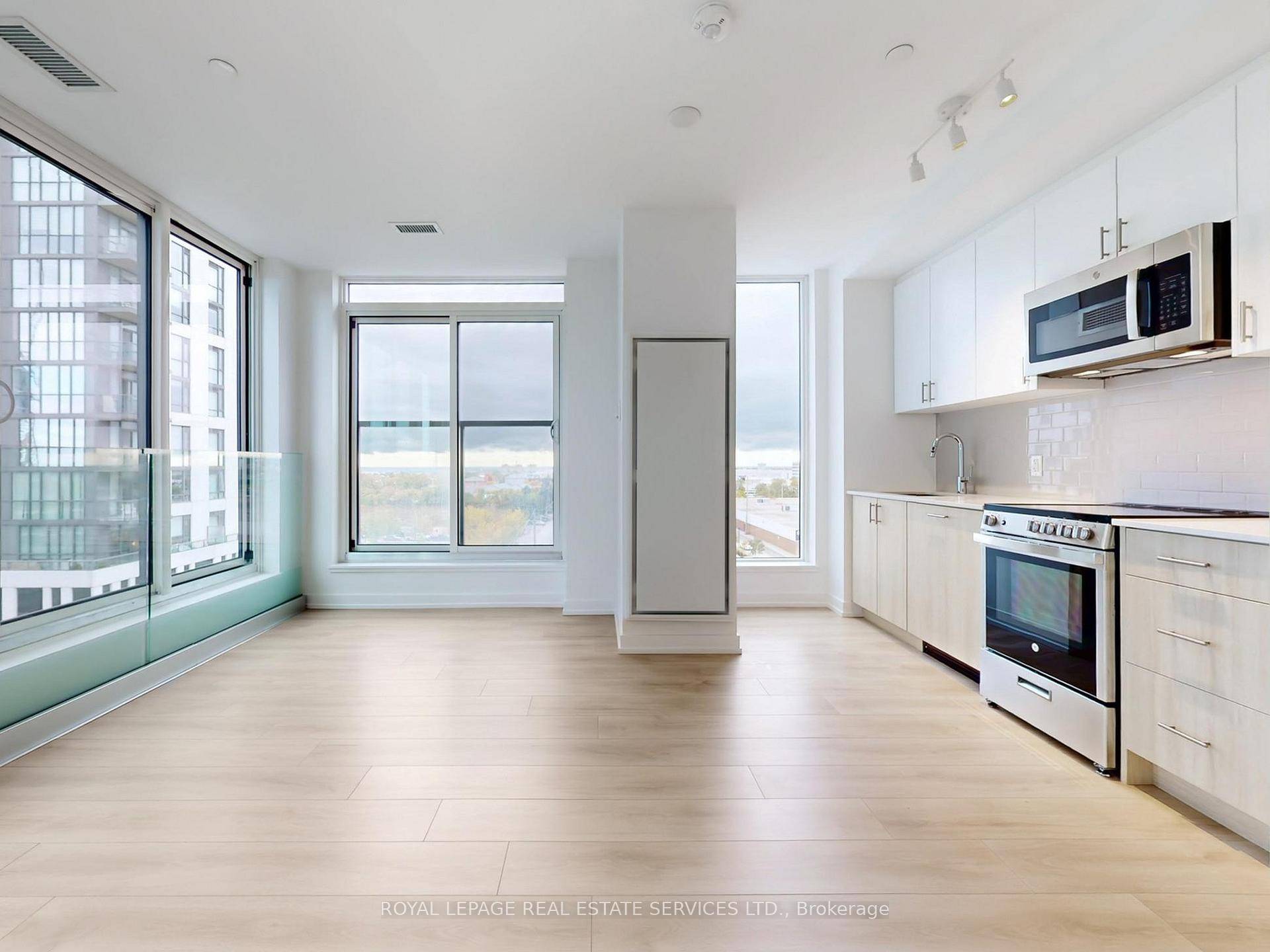 This stylish 2 bedroom den, 2 bathroom condo offers 806 sq.