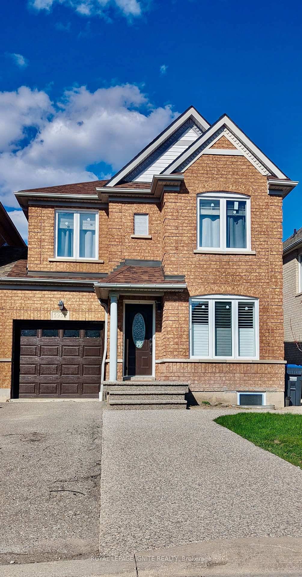 Bright and spacious upper level of link detached home with 4 bed 2.