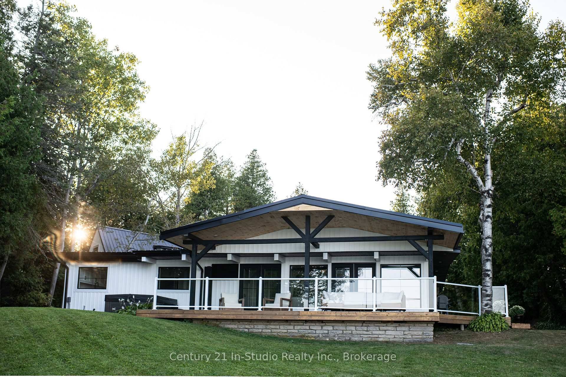 Fully updated and furnished luxury retreat on the shores of Stokes Bay.