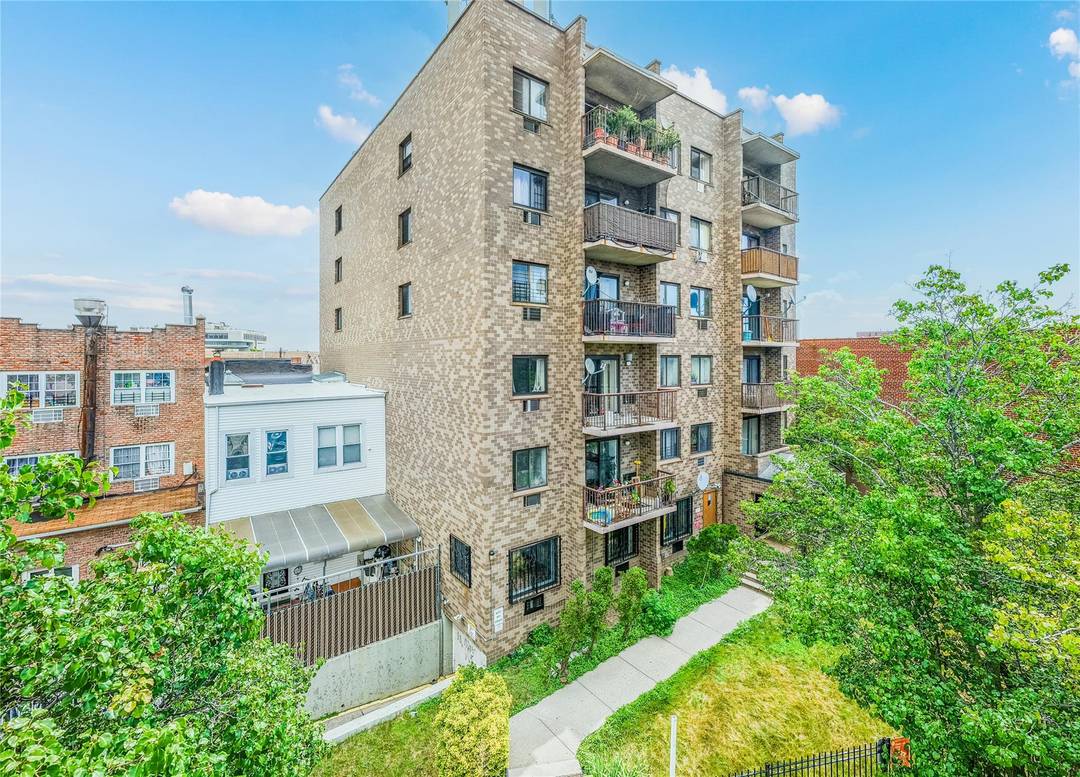 Spacious 2 Bedroom, 2 Bath Condo in the Heart of Corona !