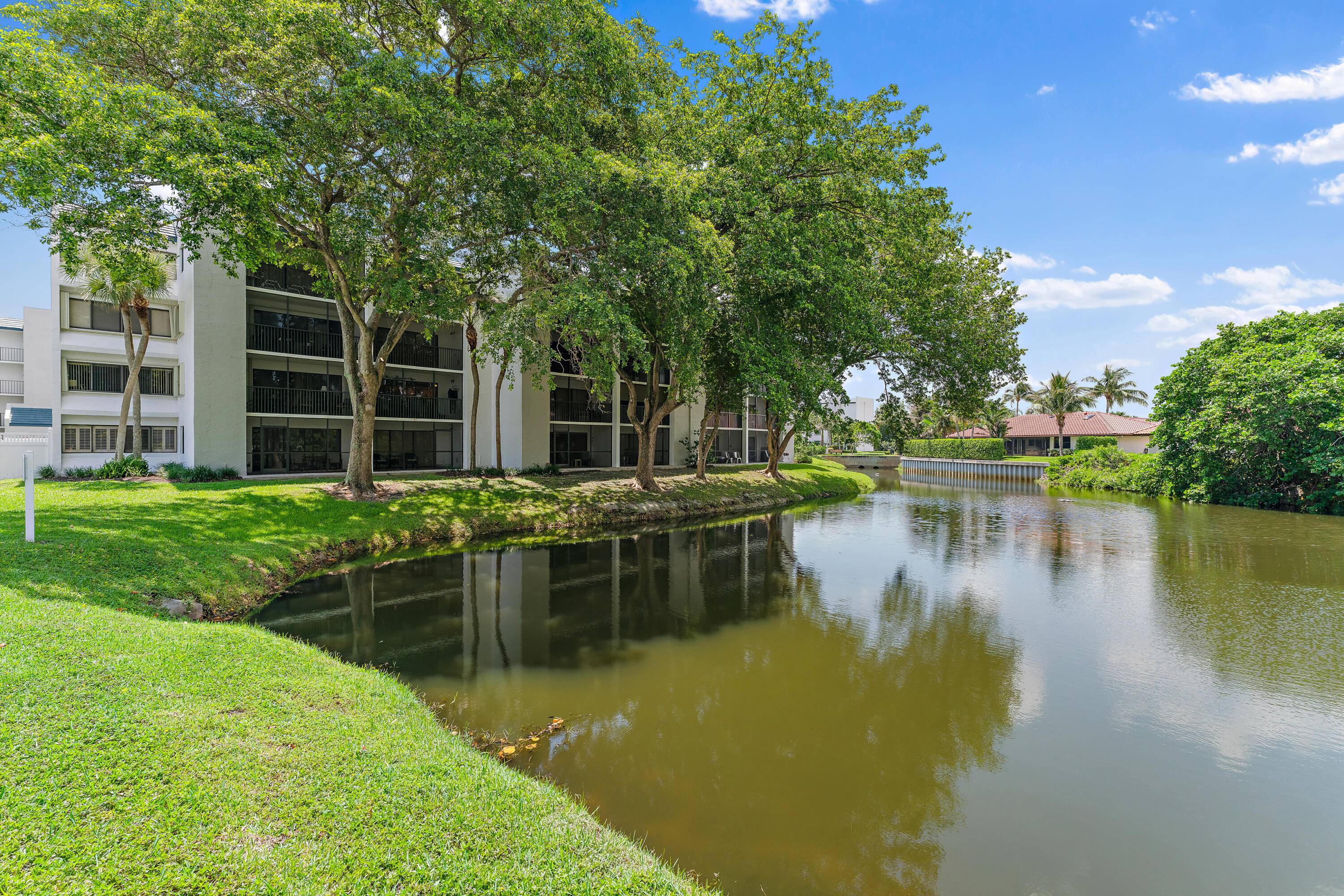 Discover the quintessential beachside lifestyle at Jupiter Ocean and Racquet Club.