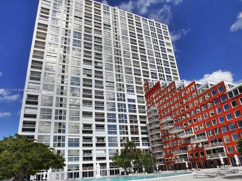 Spectacular and unique model in the entire building with ocean view from the terrace !