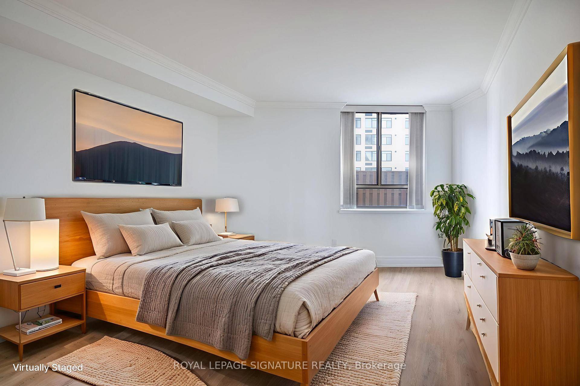 Live steps from the lake while staying connected to the city !