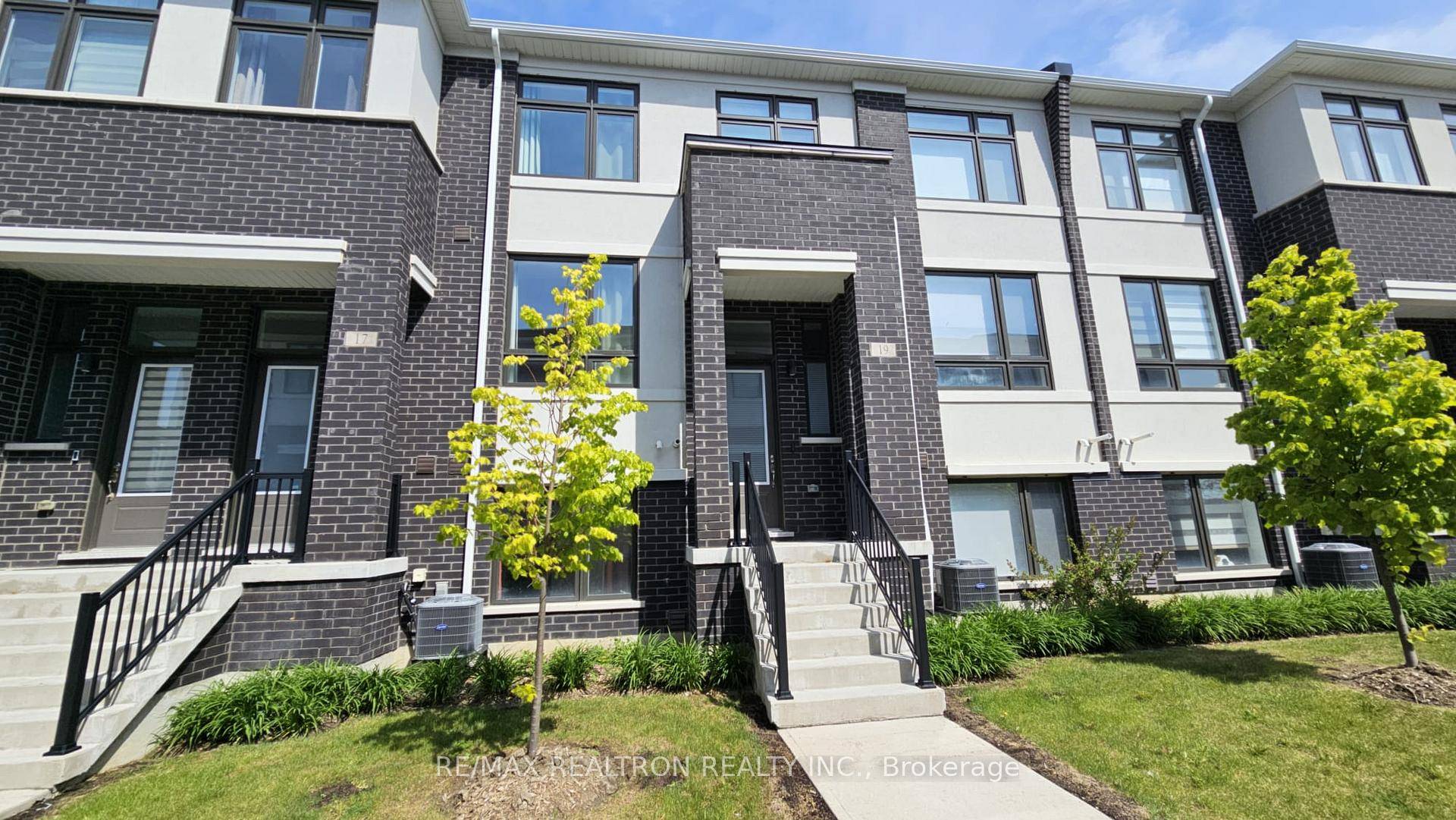 Modern 5 Year Old Townhouse in Richmond Hill Approx.