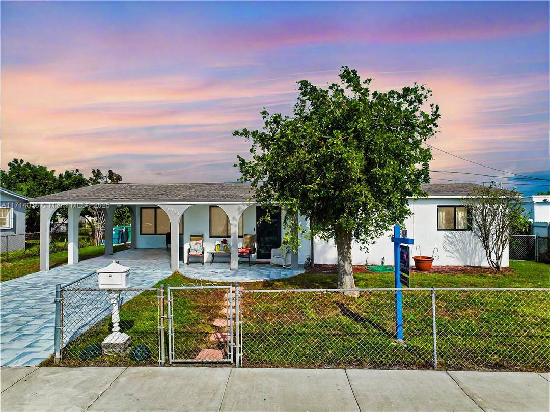 Welcome to this beautiful single family home offering 4 bedrooms and 3 bathrooms.