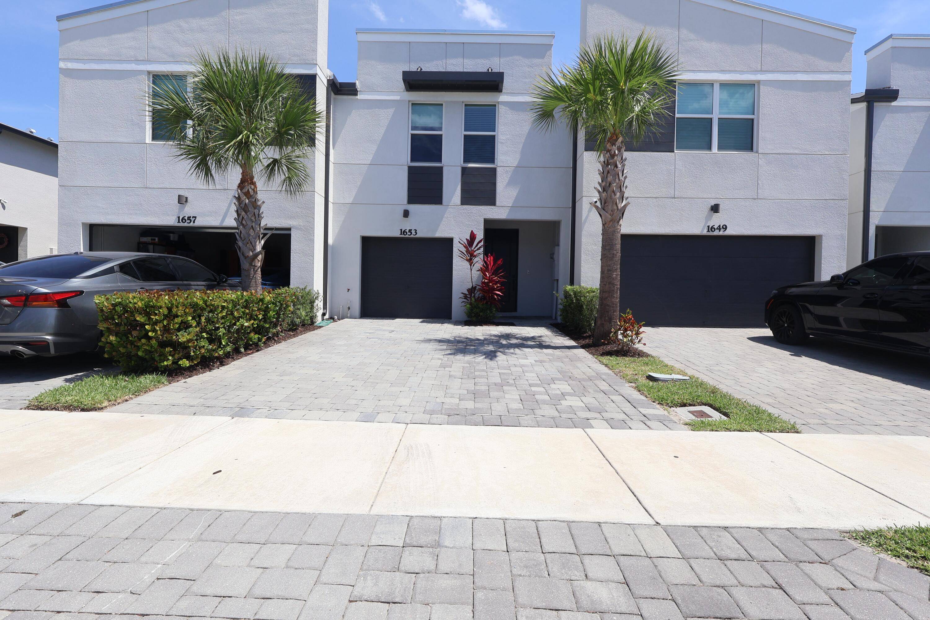 Must see modern townhome in the heart of West Palm Beach !