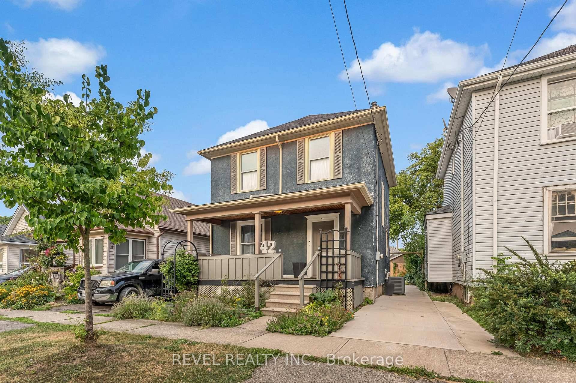 This beautifully maintained 2 storey detached home offers 3 spacious bedrooms, 2 full bathrooms, and a versatile den perfect for a home office, art studio, gaming room, playroom, or library.