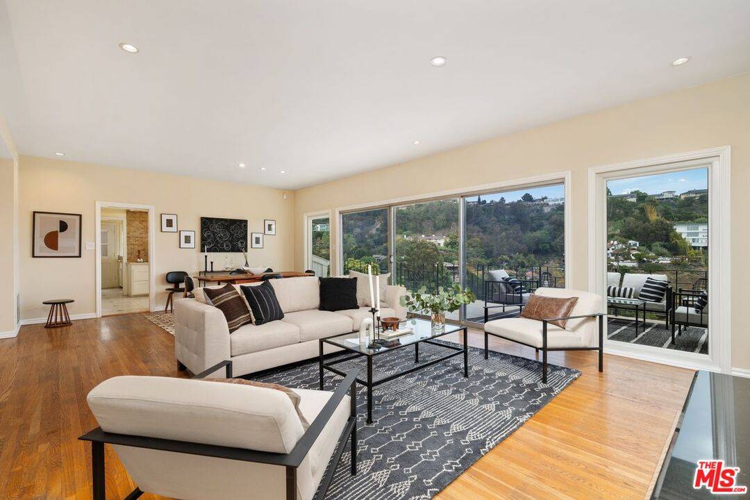 2422   Carman Crest Dr 3BR Hollywood Hills East La