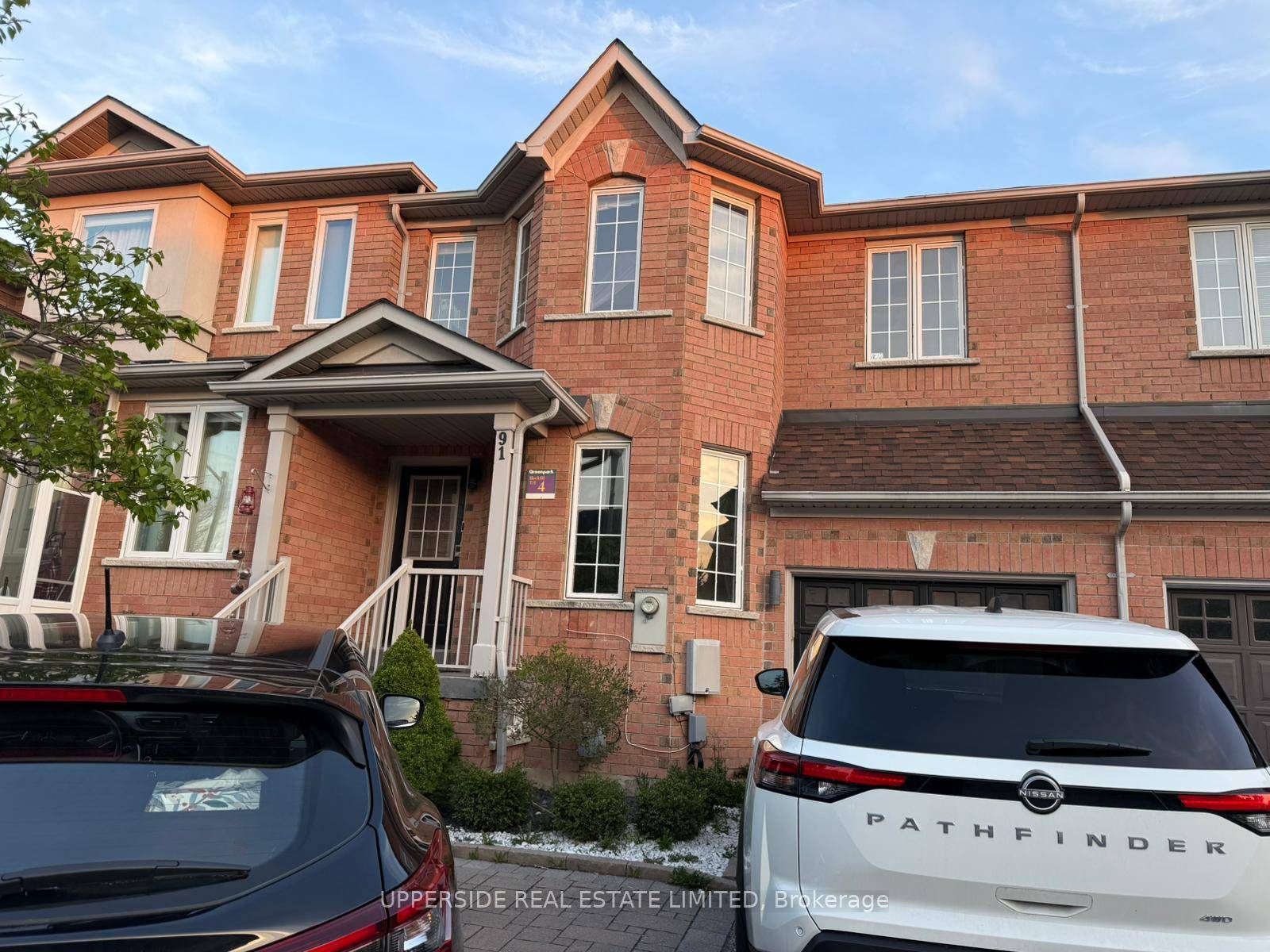 Excellent Location ! Towhome in the heart of Richmond Hill on a quiet court !