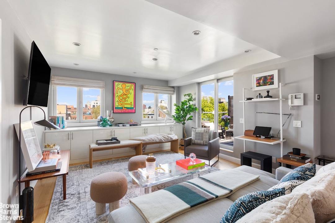 FIRST ACCESS THIS SUNDAY MAY 3 OPEN HOUSE FROM 11AM 1PM Penthouse 4B at The Aria is a bright, top floor residence that captures the ease and energy of Williamsburg ...