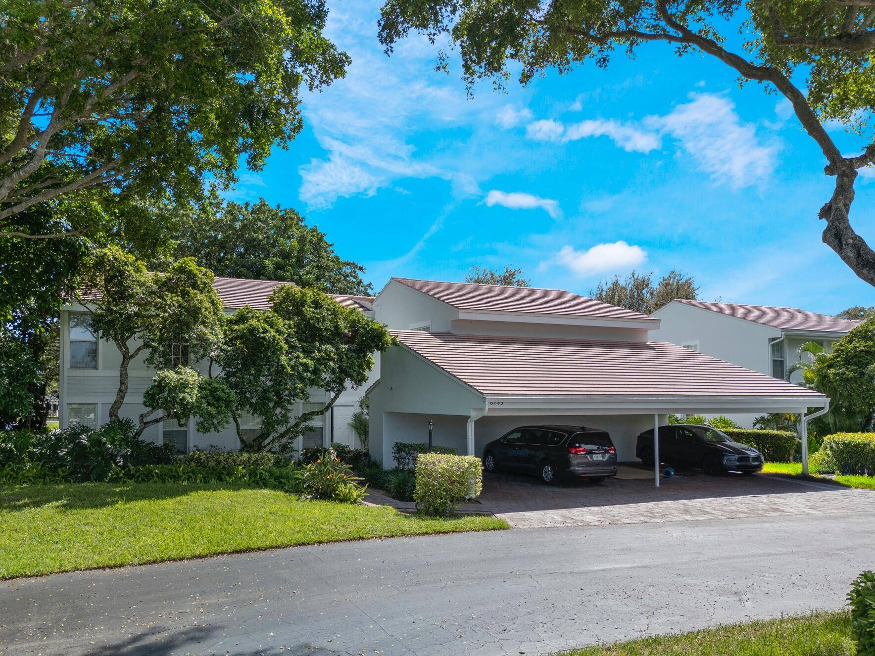 Investor alert this spacious and light filled 3 bedroom, 2 bathroom first floor corner unit with a bonus room offers serene lake views and is ready for immediate annual rental ...