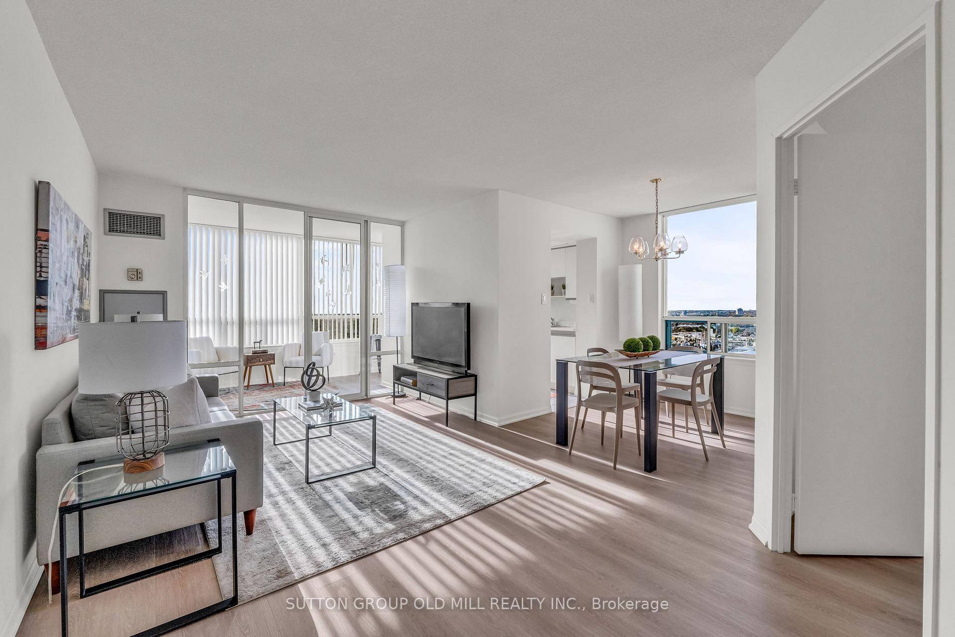 Recently updated and beautifully refreshed, this spacious 2 bedroom solarium condo combines modern comfort with spectacular, sun drenched views.