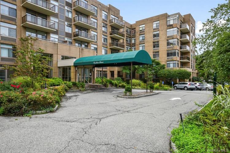 Enjoy a carefree and luxurious lifestyle at the Carlton House, Larchmont's premiere full service building offering 24 7 concierge services, dedicated parking, wonderful amenities and an ideal location just a ...