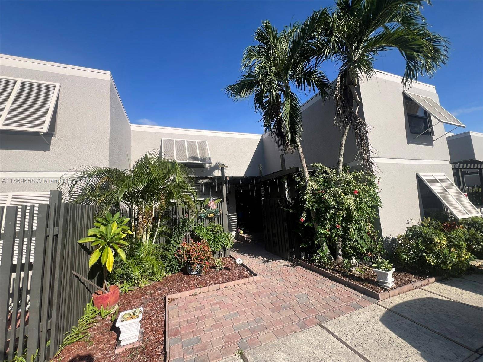 Spacious, Charming home, Great Layout in Pembroke Pines Florida, 3 bedrooms, 2.