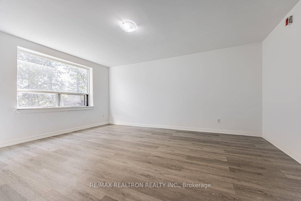 A large studio in the cozy building that offers a delightful living experience.