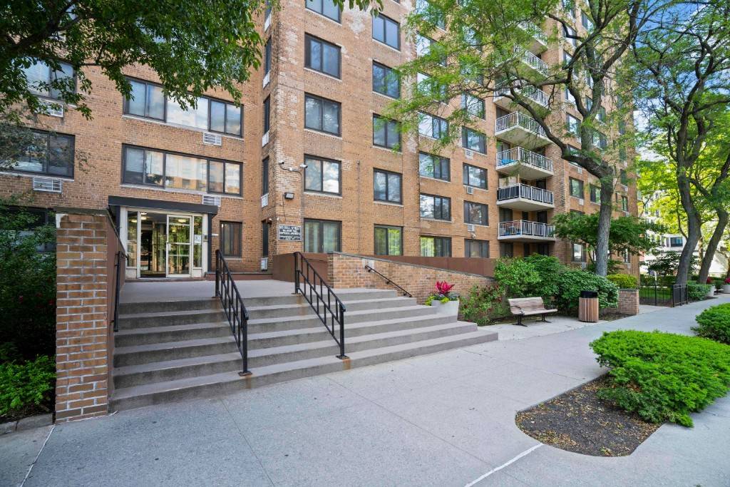 Spacious one bedroom apartment located on the 14th floor of Willoughby Walk Coop Apts in Clinton Hill.