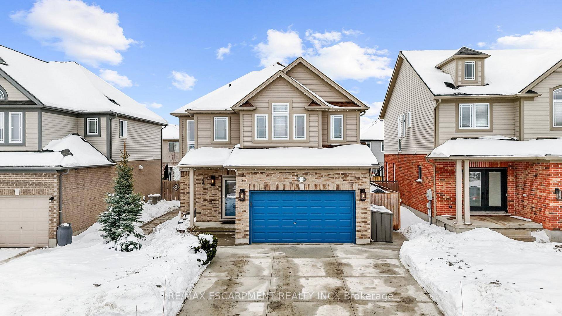 Nestled in a prestigious neighbourhood, this impeccably maintained 3 bedroom, 3 bathroom detached home sits on a generous 42.