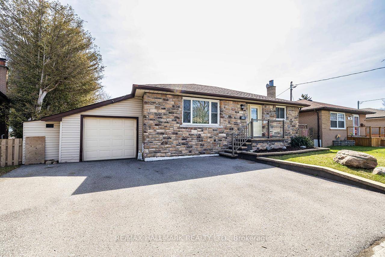 MOTIVATED SELLER Top Reasons to buy this property 1 Just Steps To The Lake !