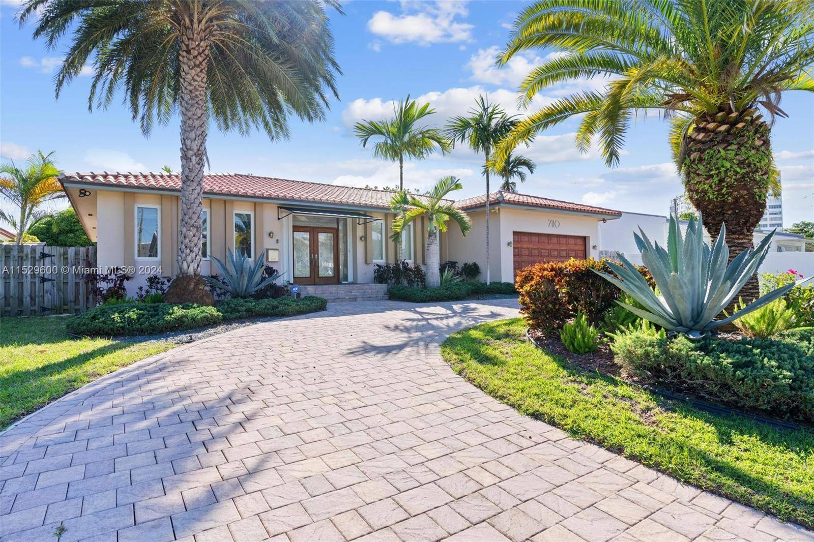 Gorgeous, luxuriously and fully furnished 3 bed 2 bath pool house, ready to move in on April 1st !
