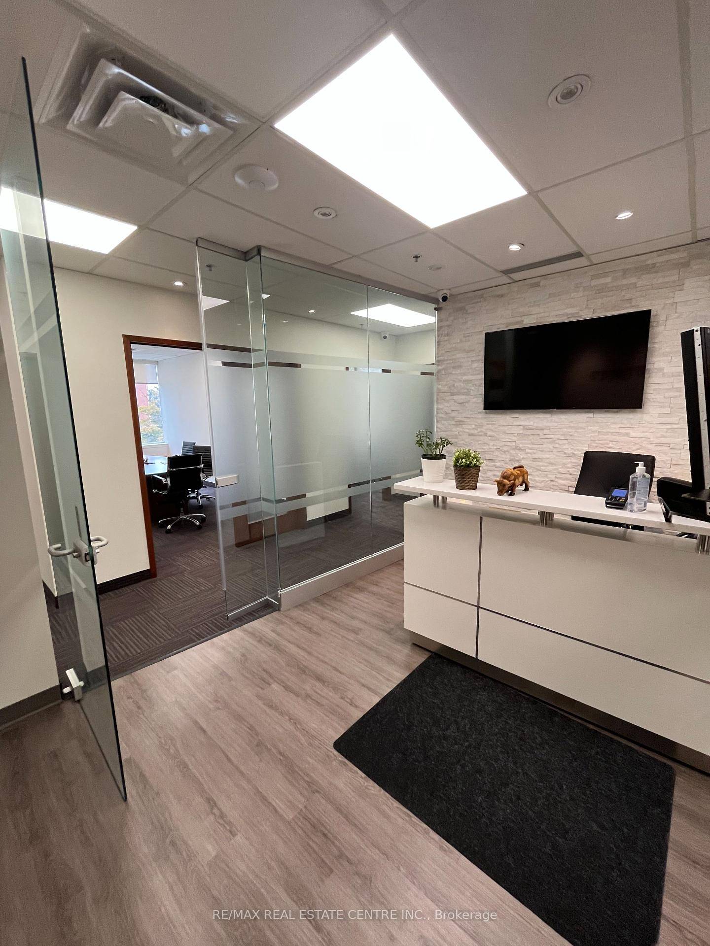 Excellent Location ! ! Private Office 16 Ft X 9.