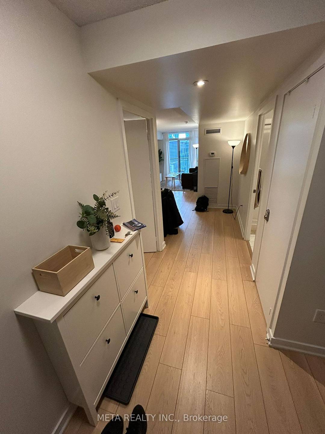 Fully furnished 2 bed 2 bath condo den in the heart of Toronto's waterfront communities !