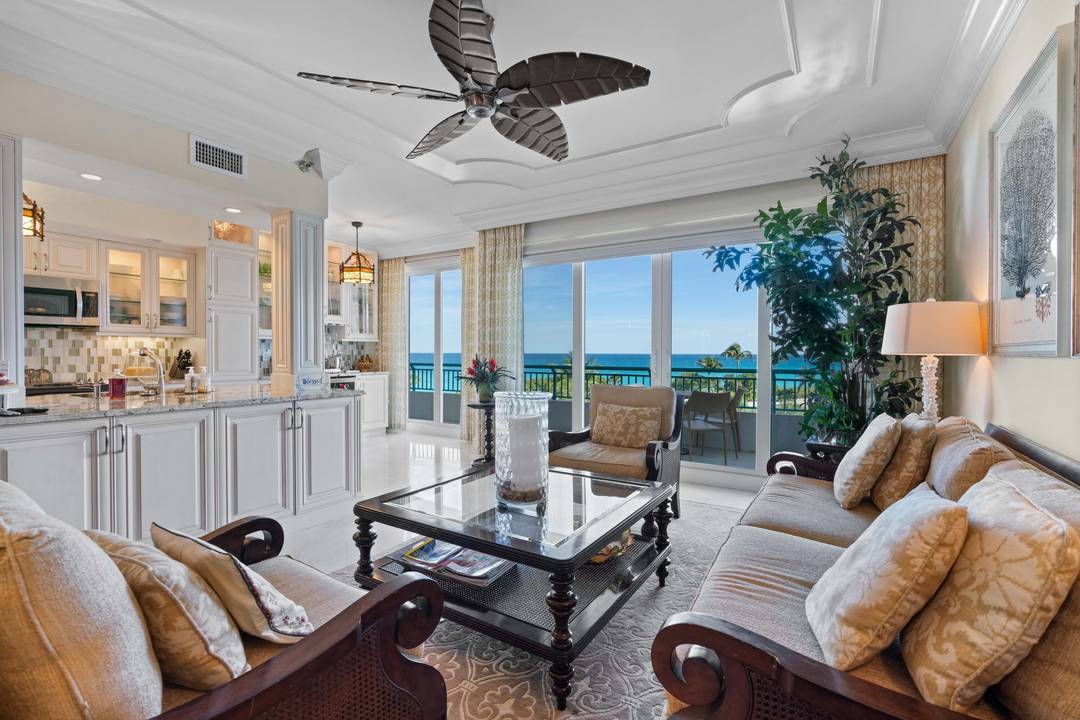 Discover an exquisite oceanfront condominium now available for rent !