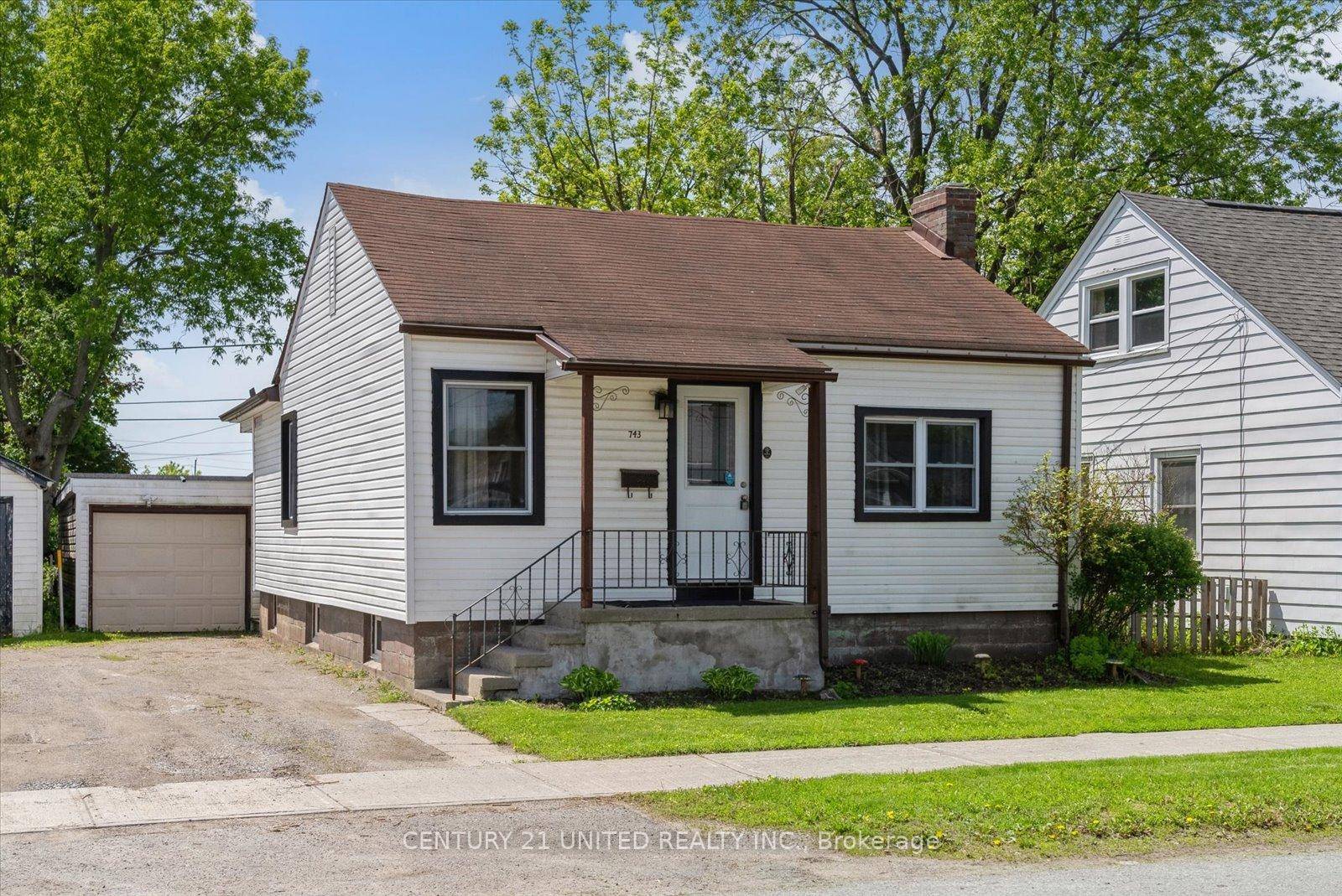Charming, centrally located bungalow just minutes from Lansdowne Place Mall, parks, schools, and all essential amenities.