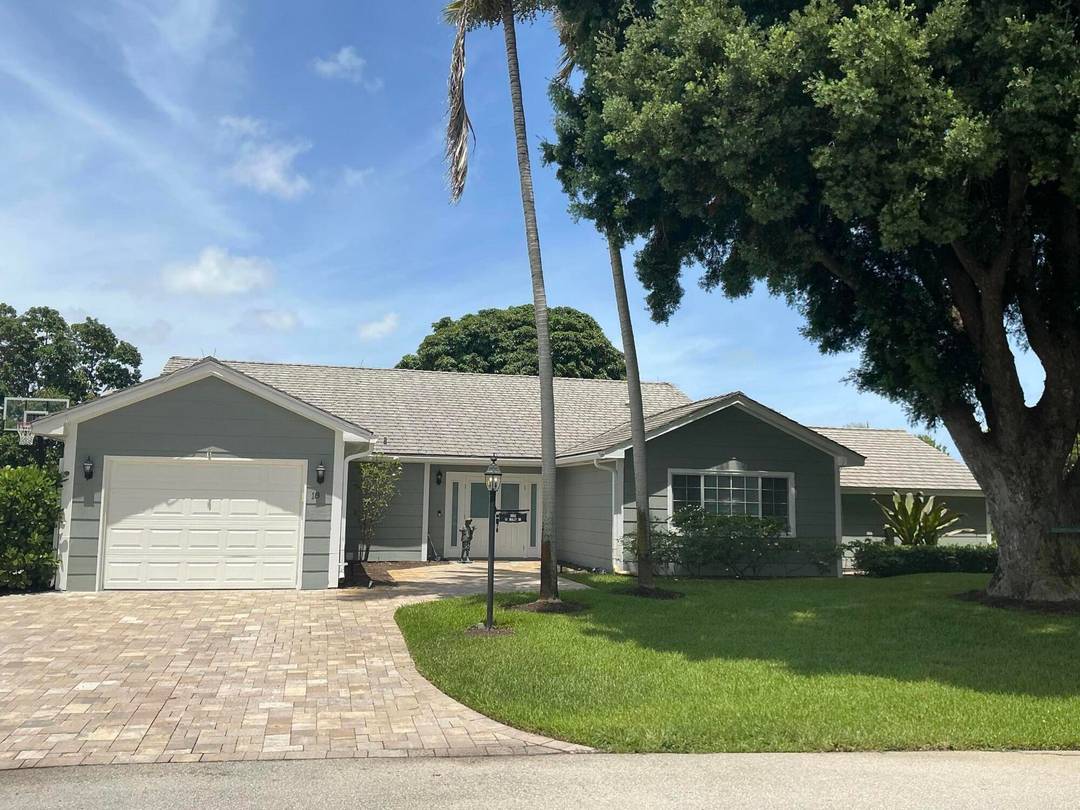 THIS REMODELED 4 3 VILLA ON THE LAKE WAS REDONE IN 2019 2020.