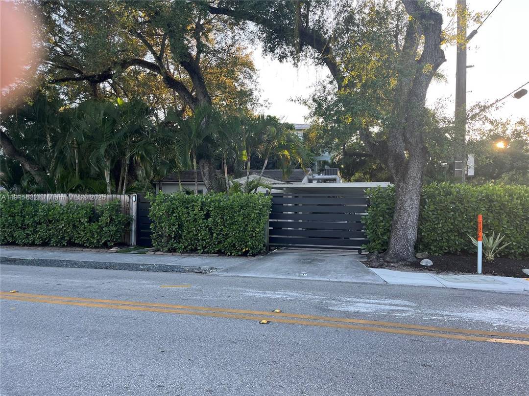 Beautiful totally renovated home immerse in nature located near downtown and las olas and 15 min ride to the beaches.