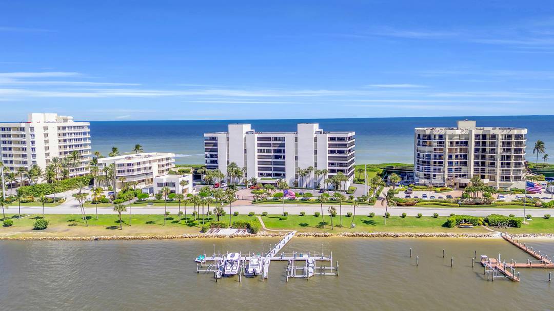 With the Atlantic Ocean to the east and the Intracoastal Waterway to the west, your most difficult decision of the day in this condo is whether to cruise on the ...