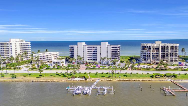 With the Atlantic Ocean to the east and the Intracoastal Waterway to the west, your most difficult decision of the day in this condo is whether to cruise on the ...