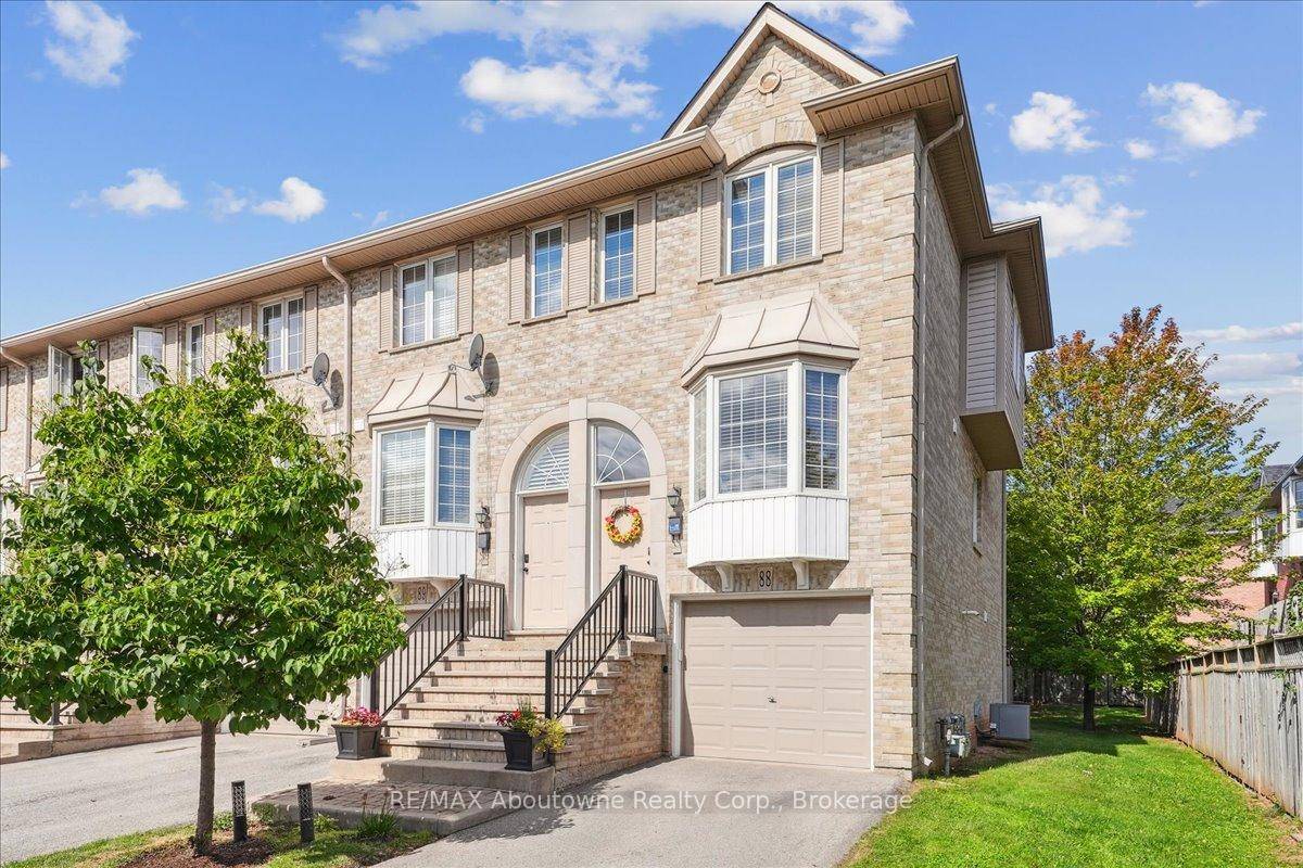 Beautiful executive townhome in Tuck's Forest in sought after Palmer community a fantastic location close to restaurants and amenities.