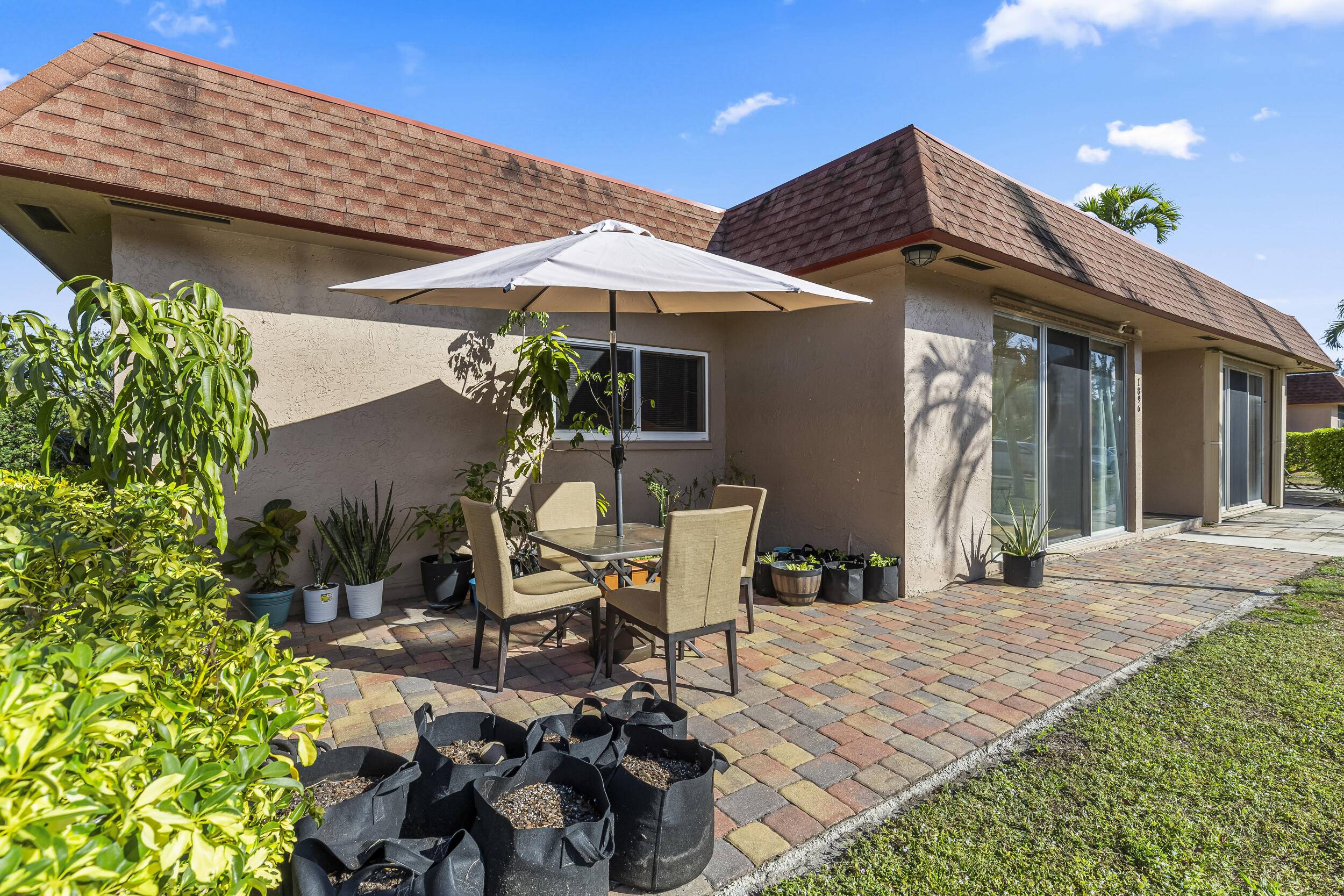 Charming All Ages Single Story Villa in Central Boynton Beach Close to Ocean Downtown Delray !