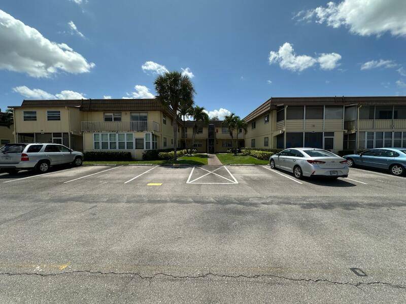 Come take a look today. Make this spacious 1 bedroom 1 and a half bath condo your own !