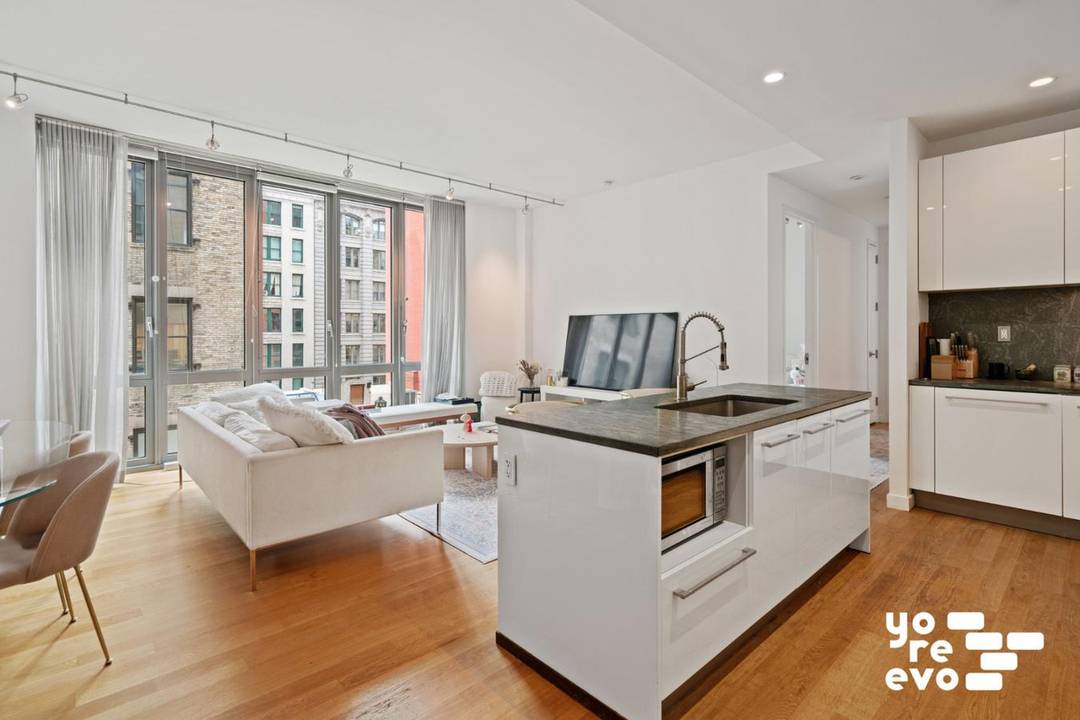 Located in the heart of the Flatiron district, this modern and loft like 1, 225 sq ft, 2 bedroom, 2 bath home features 9.
