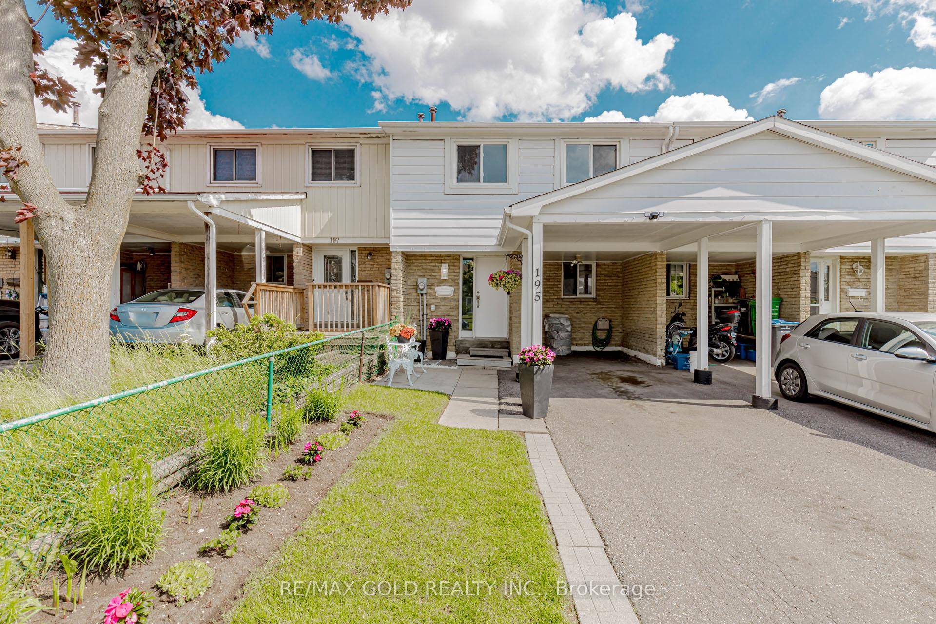 Welcome to this charming, move in ready townhouse in the heart of Madoc !
