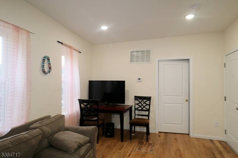 Welcome to 24 Parkhurst !