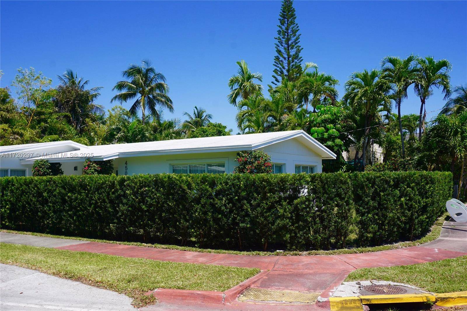 Exceptional value for a completely renovated corner house !