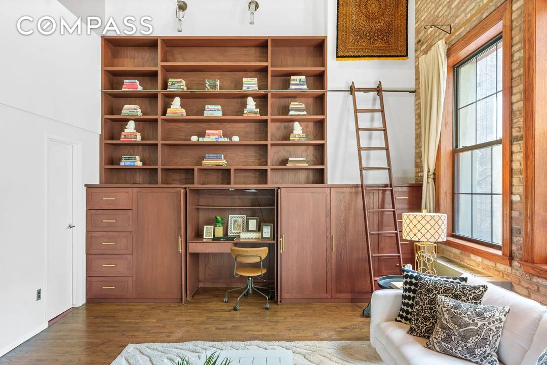 Discover the art of refined living with PH4D ; a masterful blend of elegance and innovation in the heart of the Village.